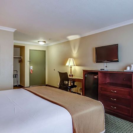 Howard Johnson By Wyndham Reseda Hotel & Suites Los Ángeles Exterior foto