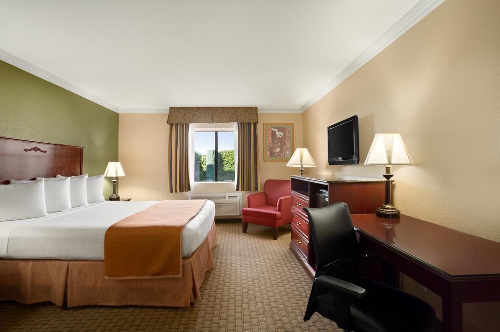 Howard Johnson By Wyndham Reseda Hotel & Suites Los Ángeles Exterior foto