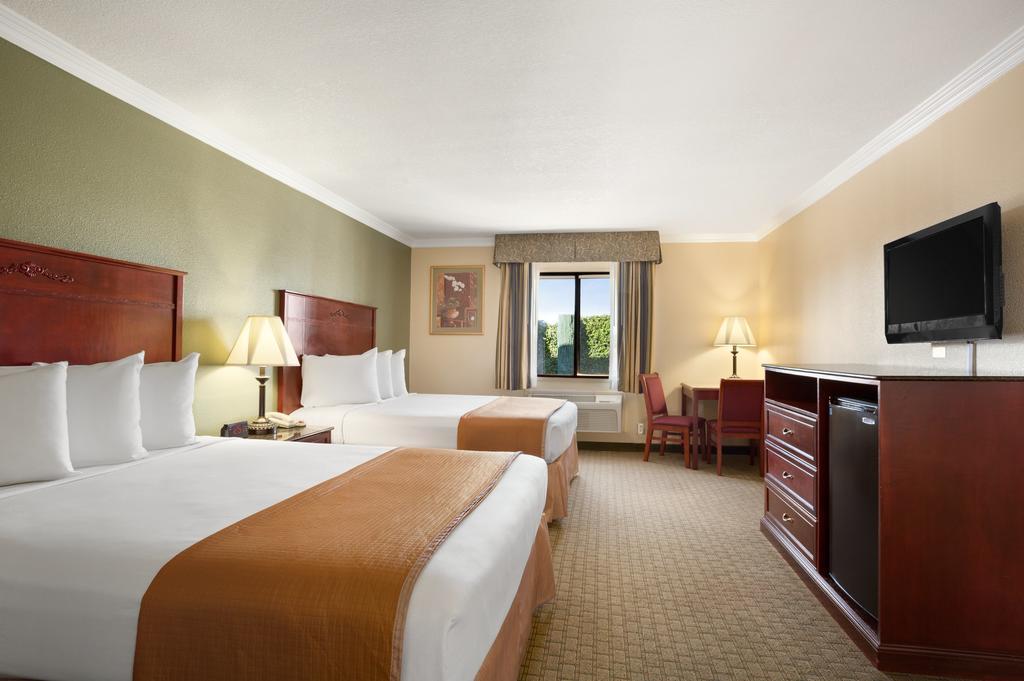 Howard Johnson By Wyndham Reseda Hotel & Suites Los Ángeles Habitación foto