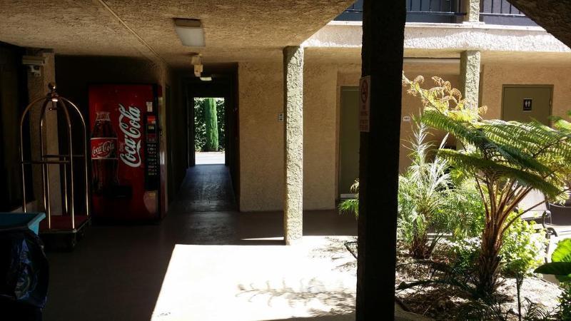 Howard Johnson By Wyndham Reseda Hotel & Suites Los Ángeles Exterior foto
