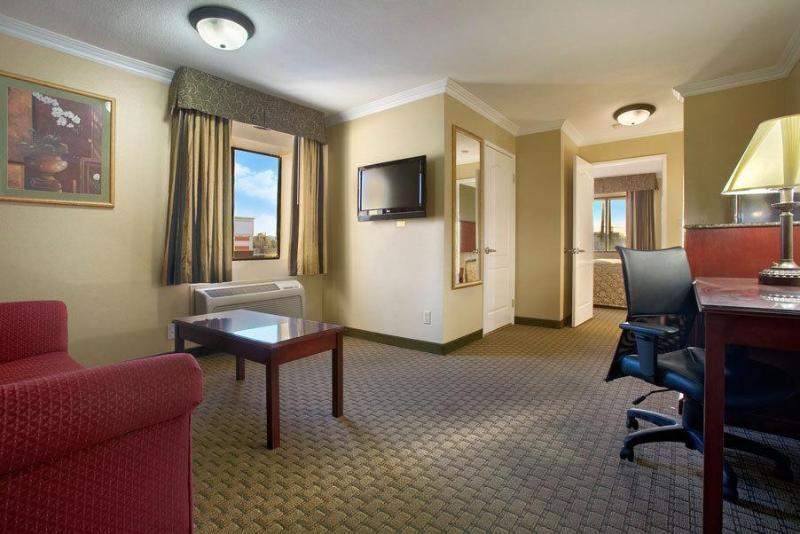 Howard Johnson By Wyndham Reseda Hotel & Suites Los Ángeles Exterior foto