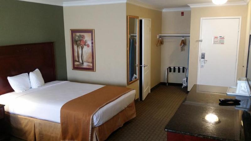 Howard Johnson By Wyndham Reseda Hotel & Suites Los Ángeles Exterior foto