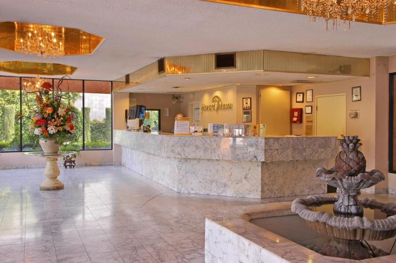 Howard Johnson By Wyndham Reseda Hotel & Suites Los Ángeles Exterior foto