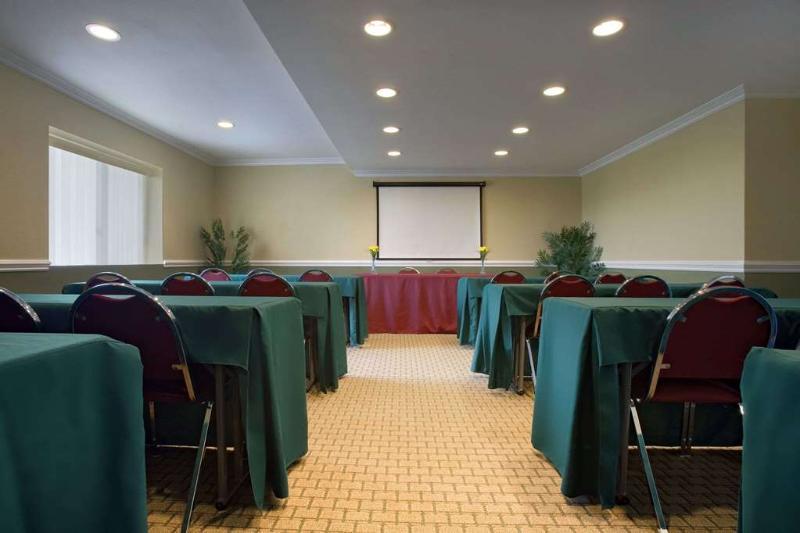 Howard Johnson By Wyndham Reseda Hotel & Suites Los Ángeles Exterior foto
