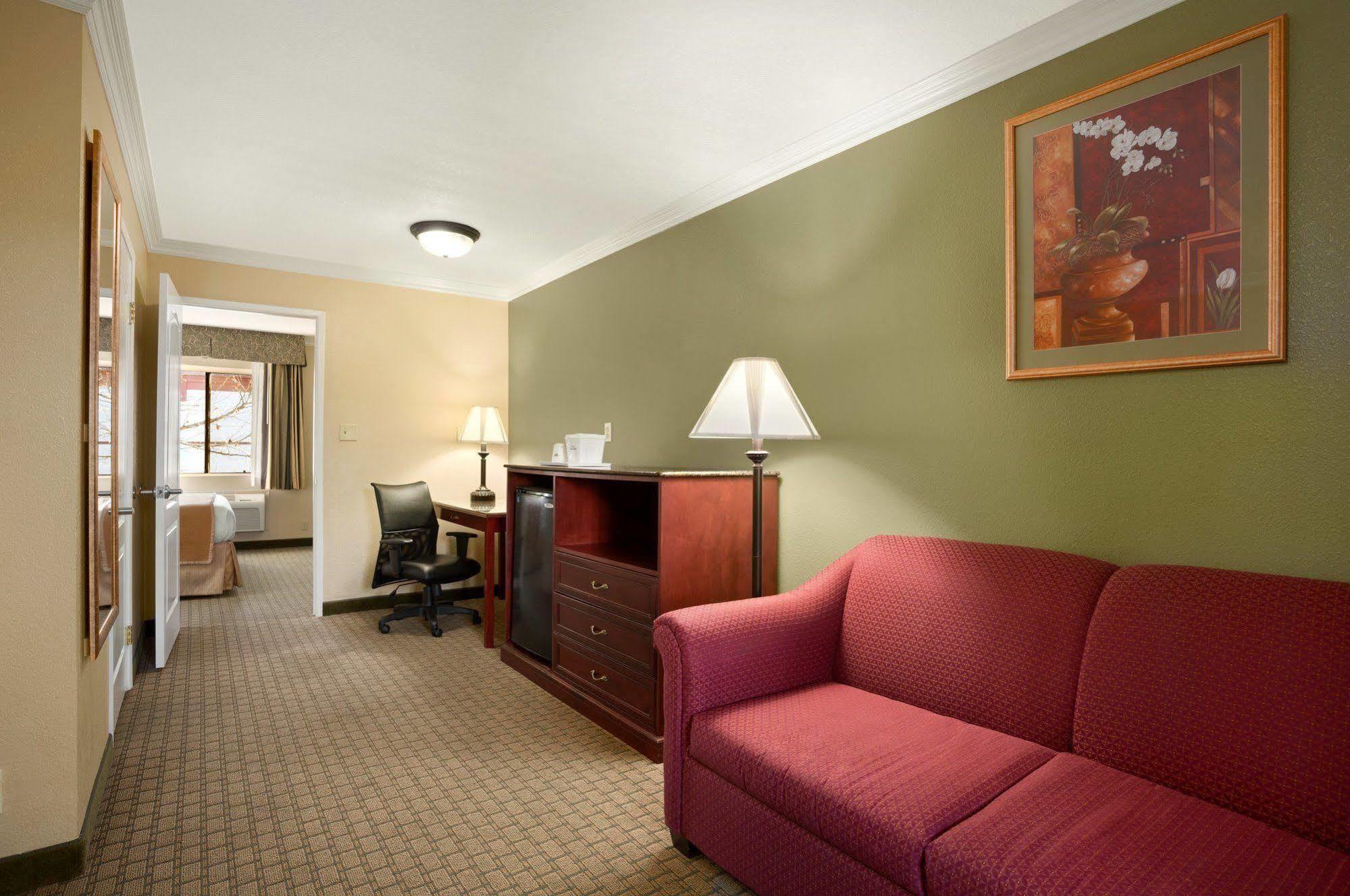 Howard Johnson By Wyndham Reseda Hotel & Suites Los Ángeles Exterior foto