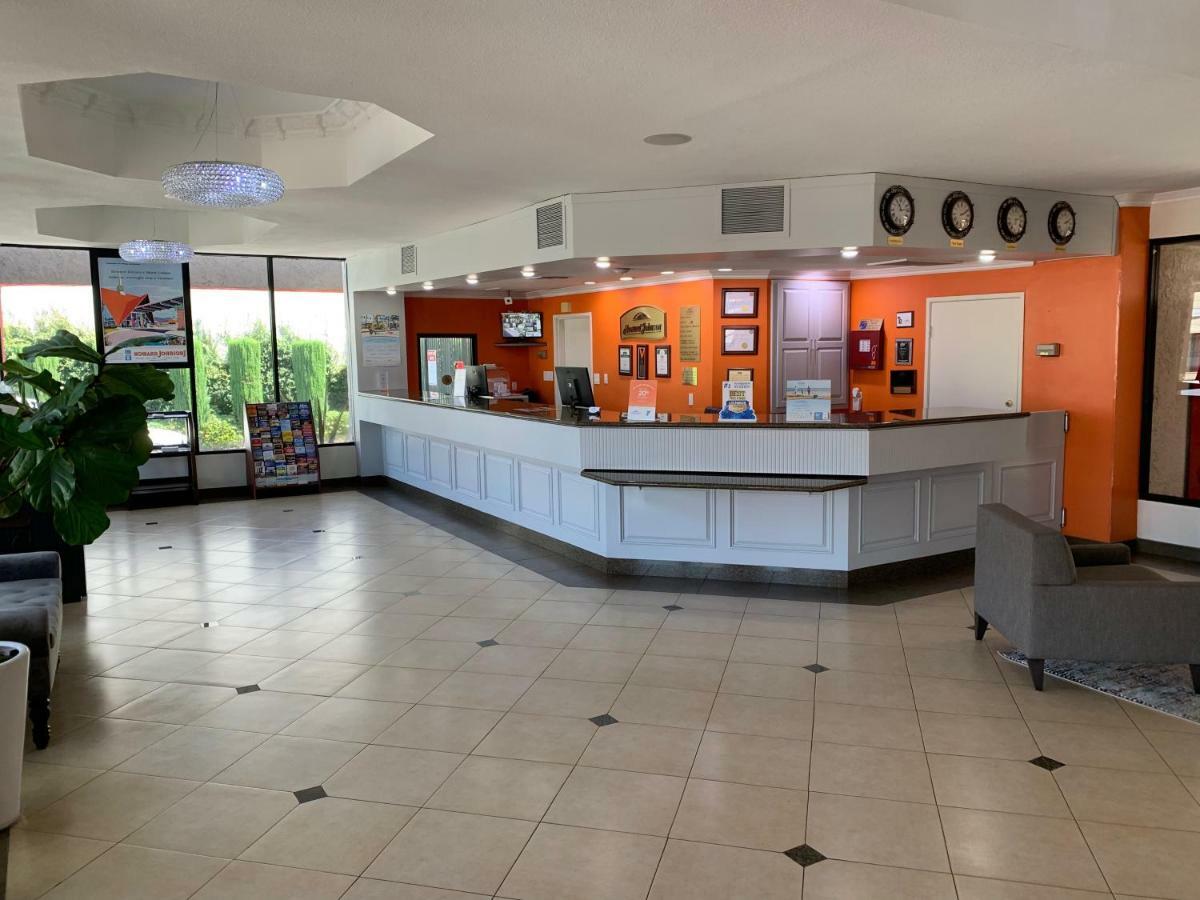Howard Johnson By Wyndham Reseda Hotel & Suites Los Ángeles Exterior foto