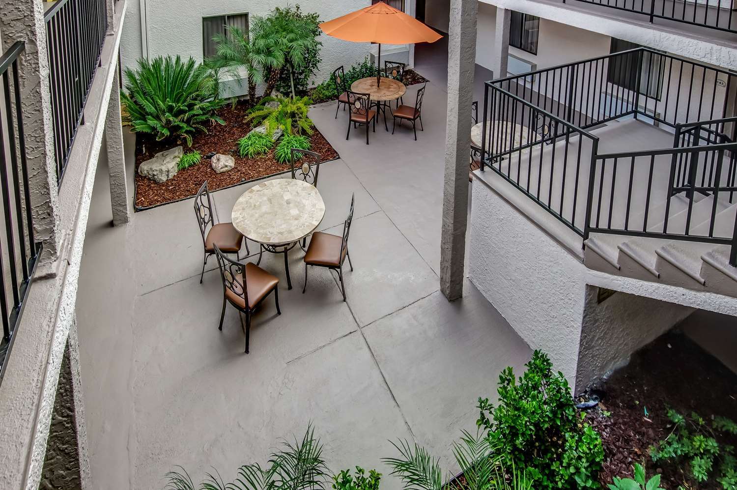 Howard Johnson By Wyndham Reseda Hotel & Suites Los Ángeles Exterior foto